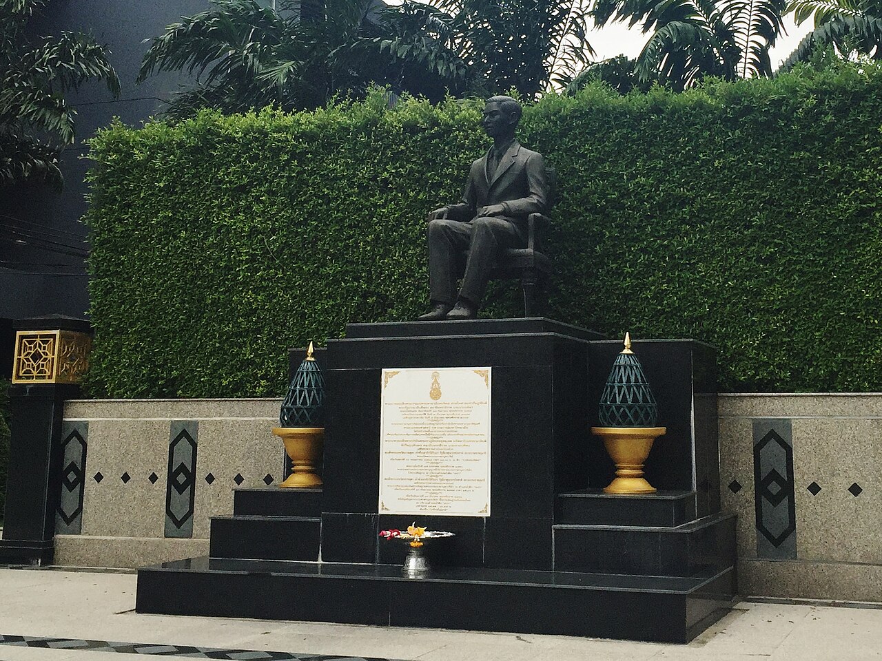 พระบรมราชานุสาวรีย์พระบาทสมเด็จพระเจ้าอยู่หัวอานันทมหิดล photo 1